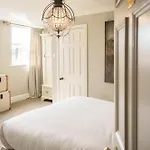 Alexander House 펜션